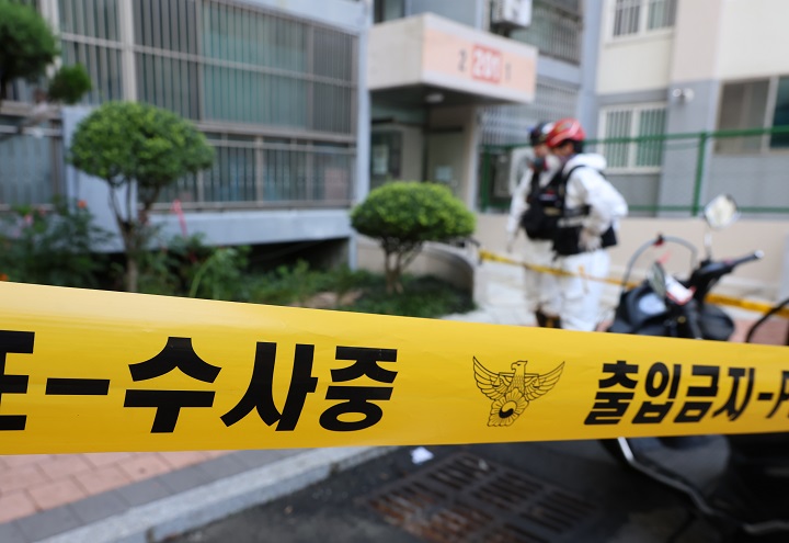 어린이 2명이 숨진 부산 기장군의 한 아파트 6층 화재 현장에서 3일 오전 합동 감식에 나선 경찰 과학수사 요원들이 화재 현장으로 들어가고 있다. 2025.7.3(저작권자(c) 연합뉴스, 무단 전재-재배포 금지)