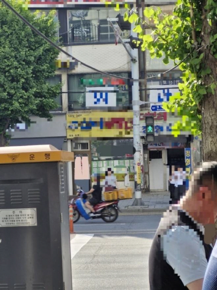 손만 뻗으면 닿을 것 같은 늘어진 전깃줄은 비가 오면 혹시 감전 사고가 일어나지 않을까 우려스럽다.