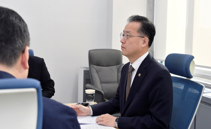 이형일 기획재정부 차관이 10일 서울 영등포구 국회의사당에서 열린 '2025년 9월 일자리전담반 회의'를 주재하고 있다.(ⓒ뉴스1, 기획재정부 제공, 무단 전재-재배포 금지)