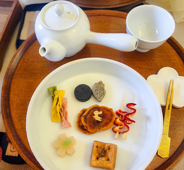 곶감쌈 세트를 선택하면 먹을 수 있는 다과와 약차 다기 세트.