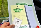 국민입법제안서를 적은 후 제출을 기다리고 있다.