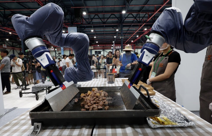 '2025 강남구 로봇·AI 경진대회'에서 로봇셰프가 요리를 하고 있다. 기사 내용과 무관.(ⓒ뉴스1, 무단 전재-재배포 금지)
