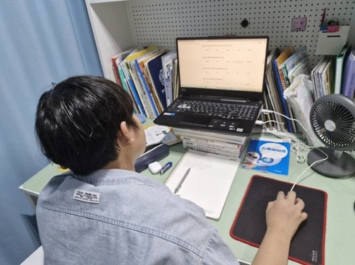 커리어넷을 통해 아이들은 자신이 어떤 분야에 관심이 있는지, 어느 학과에 진학하는 것이 좋은지 생각해 볼 수 있다.