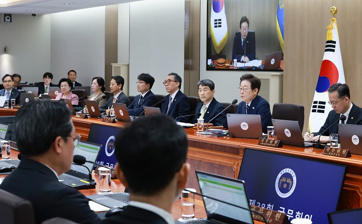 이재명 대통령이 1일 서울 용산 대통령실 청사에서 국무회의를 주재하고 있다. 2025.7.1(저작권자(c) 연합뉴스, 무단 전재-재배포 금지)