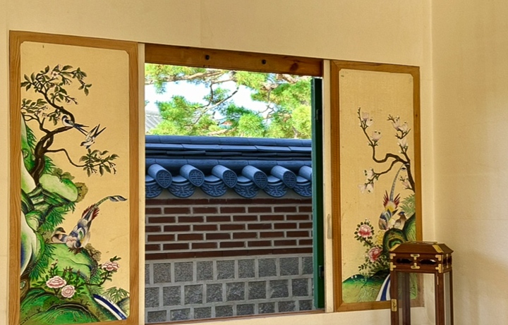 유리창 없이 활짝 뚫린 창문으로 보는 풍경은 한 폭의 그림 같았다.