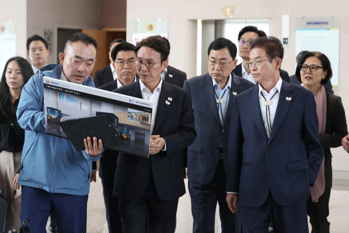 김민석 국무총리가 17일 경주를 방문해 APEC 경제인행사 준비 현장을 점검하고 있다.(국무조정실 제공)