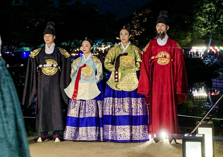 옛 한복을 그대로 재현한 왕가의 산책을 관람할 수 있다.