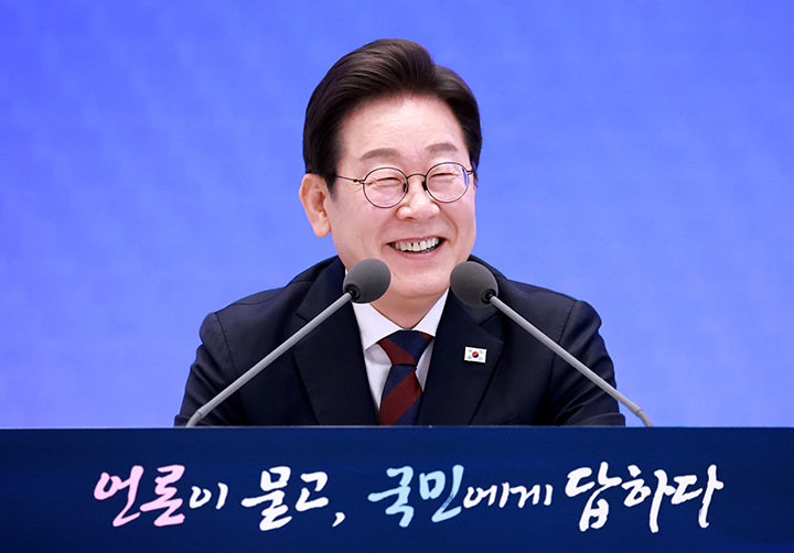 이재명 대통령이 3일 청와대 영빈관에서 열린 '대통령의 30일, 언론이 묻고 국민에게 답하다' 기자회견에서 취재진의 질문에 답하던 중 미소짓고 있다.(사진=저작권자(c) 연합뉴스, 무단 전재-재배포 금지)