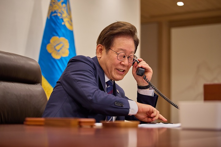 이재명 대통령이 1일 서울 용산구 대통령실 청사 집무실에서 크리스토퍼 럭슨 뉴질랜드 총리와 전화 통화를 하고 있다. (대통령실 제공. 재판매 및 DB 금지) 2025.7.1(ⓒ뉴스1, 무단 전재-재배포 금지)