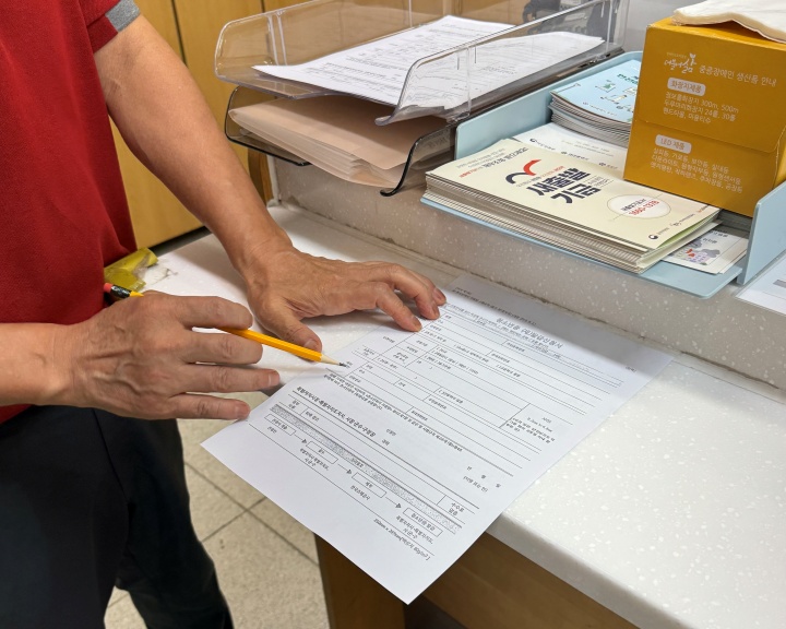 신청서 작성에 관해 설명해 주시는 직원분.