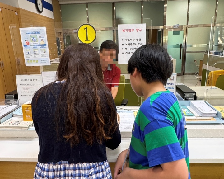 담당 직원분의 설명을 듣는 이모와 사촌 동생.