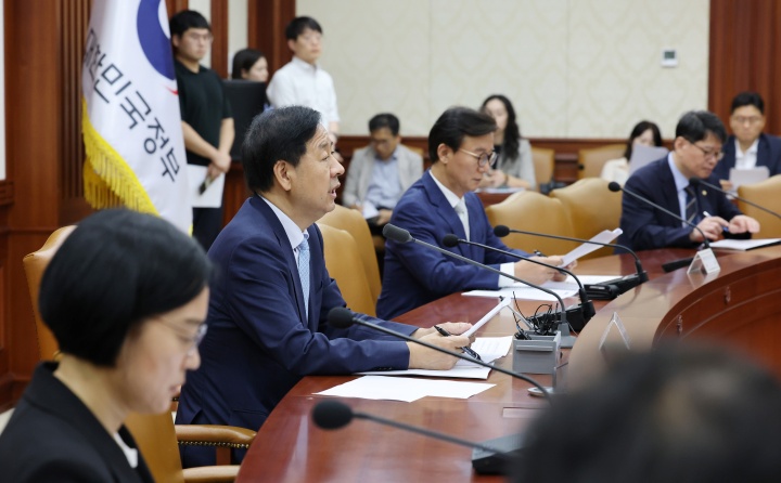 구윤철 경제부총리 겸 기획재정부 장관(왼쪽 두번째)이 2일 서울 종로구 정부서울청사에서 열린 대외경제장관회의에서 모두발언을 하고 있다.(ⓒ뉴스1, 무단 전재-재배포 금지)