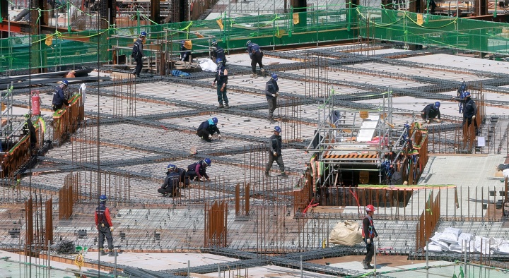 서울 시내 신축 아파트 시공 현장에서 건설노동자들이 작업을 하고 있다.(사진=저작권자(c) 연합뉴스, 무단 전재-재배포 금지)