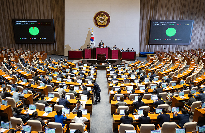 서울 여의도 국회에서 열린 제428회 국회(임시회) 제2차 본회의에서 노동조합 및 노동관계조정법 일부개정법률안이 가결되고 있다. 2025.8.24 (ⓒ뉴스1, 무단 전재-재배포 금지)