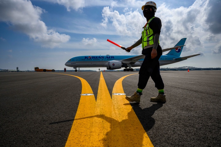 인천국제공항 제1여객터미널에서 제2활주로 운영재개를 앞두고 신설 시설물 사용성 및 안전성 점검을 하고 있다. 2025.8.5. (ⓒ뉴스1, 무단 전재-재배포 금지)