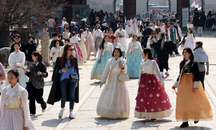 서울 종로구 경복궁이 중국을 비롯한 외국인 관광객들로 붐비고 있다. 2025.3.21. (ⓒ뉴스1, 무단 전재-재배포 금지)