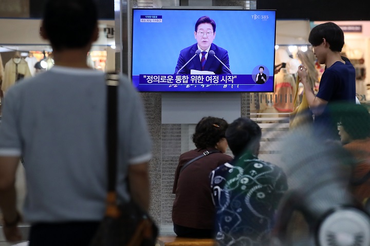 3일 오전 대구 북구 대구역 대합실에서 시민들이 텔레비전을 통해 '이재명 대통령 취임 30일' 기자회견을 시청하고 있다. 2025.7.3(ⓒ뉴스1, 무단 전재-재배포 금지)