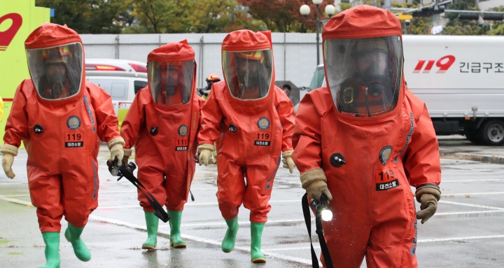 대전소방본부가 대전 유성구 봉명동 철거예정 건물인 유성호텔 건물을 활용해 가상화재 인명구조 및 진압훈련을 실시하고 있다. 2024.10.22. (ⓒ뉴스1, 무단 전재-재배포 금지)