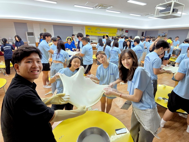 2025 방문의 해를 맞아 전 세계에 살고 있는 청년 동포들이 전북 임실군 치즈테마파크에서 치즈 만들기 체험을 하고 있다.(임실군제공. 재판매 및 DB금지)2025.7.29. (ⓒ뉴스1, 무단 전재-재배포 금지)