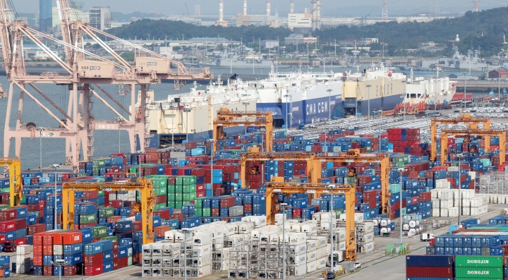 경기 평택시 포승읍 평택항에 수출용 컨테이너들이 쌓여있는 모습.(ⓒ뉴스1, 무단 전재-재배포 금지)