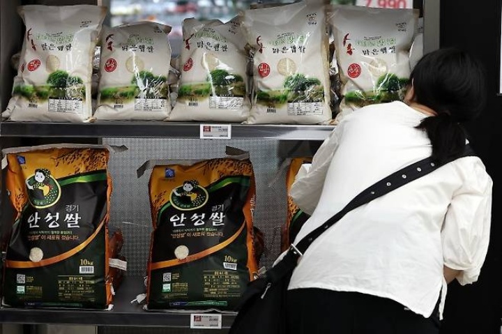 서울 시내 한 대형마트를 찾은 시민이 쌀을 고르는 모습. 2025.9.3. (ⓒ뉴스1, 무단 전재-재배포 금지)