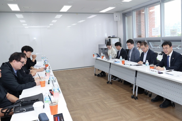 이상경 국토교통부 제1차관(오른쪽)이 17일 서울·부산·경기 등 전국 주요 지역주택조합 조합원들과 간담회를 갖고 있다. (ⓒ뉴스1, 무단 전재-재배포 금지)