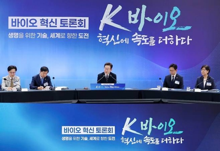 이재명 대통령이 5일 인천 송도 컨벤시아에서 열린 바이오 혁신 토론회에서 발언하고 있다.(사진=저작권자(c) 연합뉴스, 무단 전재-재배포 금지)