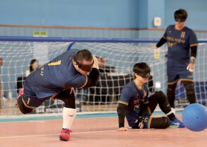 수원종합운동장 국민체육센터에서 열린 제4회 전국시각장애인체육대제전 골볼 경기에서 선수들이 구슬땀을 흘리고 있다. 골볼은 시각장애인을 위해 고안된 팀 스포츠로, 소리 나는 공을 이용해 청각과 촉각에 의존해 경기를 진행하는 것이 특징이다. (한국시각장애인스포츠연맹 제공) 2025.8.31. (ⓒ뉴스1, 무단 전재-재배포 금지)