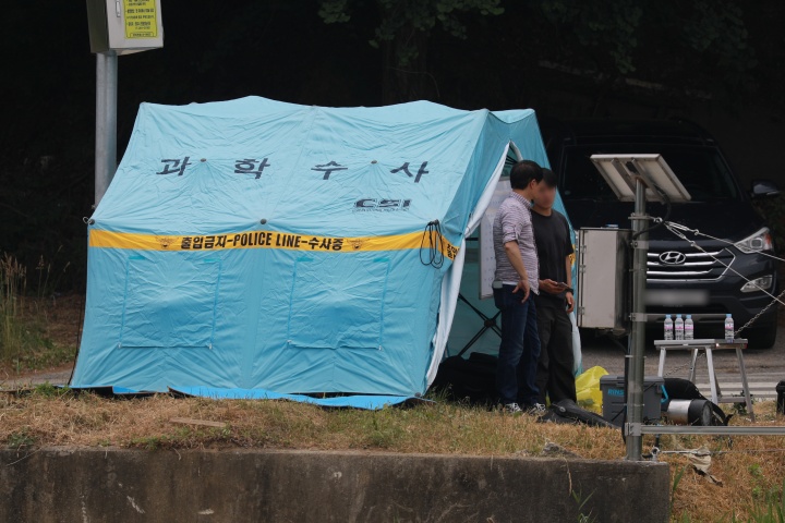 수사 당국이 지난 6월 충북 청주시 흥덕구 한 소류지에서 대구 스토킹 여성 살해 용의자 A 씨(40대)를 수색하고 있다.(ⓒ뉴스1, 무단 전재-재배포 금지)