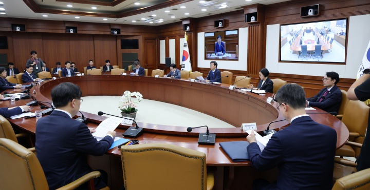 구윤철 경제부총리 겸 기획재정부 장관이 3일 서울 종로구 정부서울청사에서 열린 경제관계장관회의 겸 산업경쟁력강화 관계장관회의에서 모두발언을 하고 있다.(ⓒ뉴스1, 무단 전재-재배포 금지)