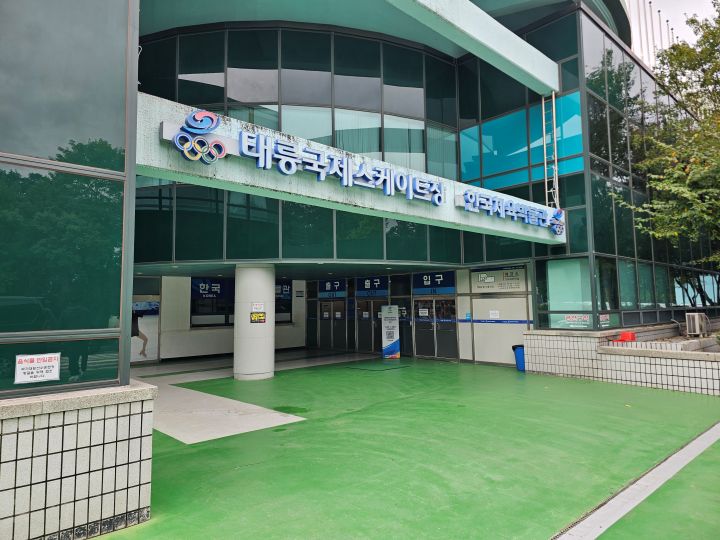 태릉선수촌과 맞닿아있는 태릉국제스케이트장. 경기 시작 전부터 선발전을 앞둔 선수들이 곳곳에서 몸을 풀며 자신의 차례를 기다리고 있었다.