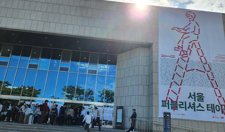 입구를 가득 채운 사람들의 모습. 알고 보니 책 읽기를 좋아하는 독자들과 독립 출판에 관심을 가진 예비 작가들에게는 인기가 많은 행사라고 한다.