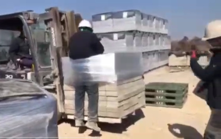 전남 나주시의 한 벽돌공장에서 외국인 노동자를 벽돌과 함께 비닐로 묶어 지게차로 들어 올리는 인권유린 사건이 발생해 사회적 공분을 사고 있다. 사진은 인권유린 당시 장면이 담긴 영상의 한 부분. 2025.7.25 (ⓒ뉴스1, 무단 전재-재배포 금지)