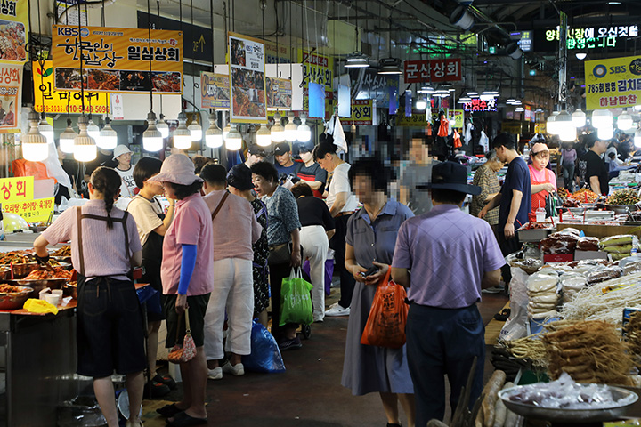 광주 서구 양동시장에 손님들이 북적이고 있다. 2025.7.26 (ⓒ뉴스1, 무단 전재-재배포 금지)