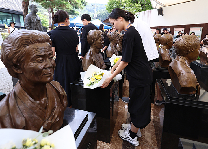 경기도 광주시 퇴촌면 나눔의집에서 '노란나비-다음 세대의 약속'을 주제로 열린 일본군 '위안부' 피해자 기림의 날 기념식에서 참가자가 고(故) 김학순 할머니의 흉상에 헌화하고 있다. 2024.8.10 (ⓒ뉴스1, 무단 전재-재배포 금지)