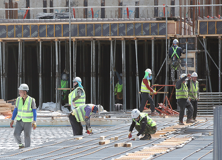 건설현장에서 근로자들이 안전모 등을 쓰고 공사를 진행하고 있다. 2023.8.2 (ⓒ뉴스1, 무단 전재-재배포 금지)