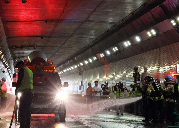 서울 중구 남산1호터널에서 터널 내 차량 화재 사고 상황을 가정해 실시된 재난대응 관계기관 합동훈련에서 소방대원들이 특수소방차(조연차)를 동원해 화재를 진압하고 있다. 2025.7.2 (ⓒ뉴스1, 무단 전재-재배포 금지)