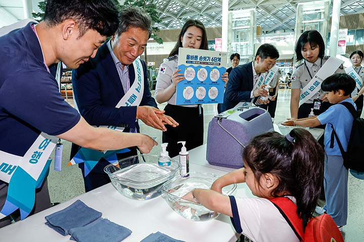 인천국제공항 제2여객터미널 출국장에서 열린 '여름 휴가철 맞이 안전여행 캠페인'에서 여행객들에게 올바른 손 씻기를 알리고 있다. 2025.6.26 (ⓒ뉴스1, 무단 전재-재배포 금지)