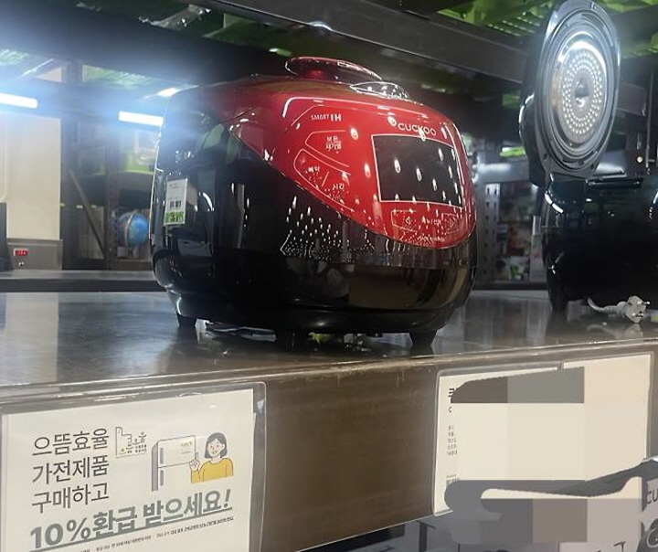 민생회복 소비쿠폰으로 밥솥을 바꾸고 싶다는 엄마와 매장에 가니, 10% 환급의 기회까지 열렸다.
