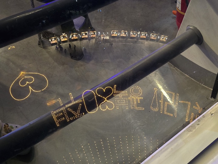 한빛탑 전망대에서 내려다본 밤밤페스타 현장과 캔들 라이트로 꾸민광복 80주년 문구.