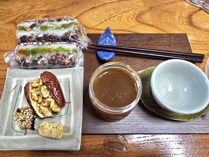 자리마다 정갈하게 놓인 한과와 떡.