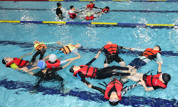 지난달 15일 대전 남선중학교 수영장에서 갑천초 4학년 학생들이 생존수영을 배우고 있다. 사진은 기사 내용과 무관함.(사진=저작권자(c) 연합뉴스, 무단 전재-재배포 금지)