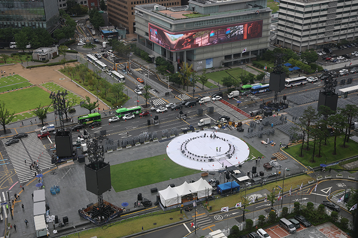 서울 광화문 광장에 '광복 80년, 국민주권으로 미래를 세우다'라는 주제로 열리는 국민대축제 무대가 설치되어 있다. 2025.8.13 (ⓒ뉴스1, 무단 전재-재배포 금지)