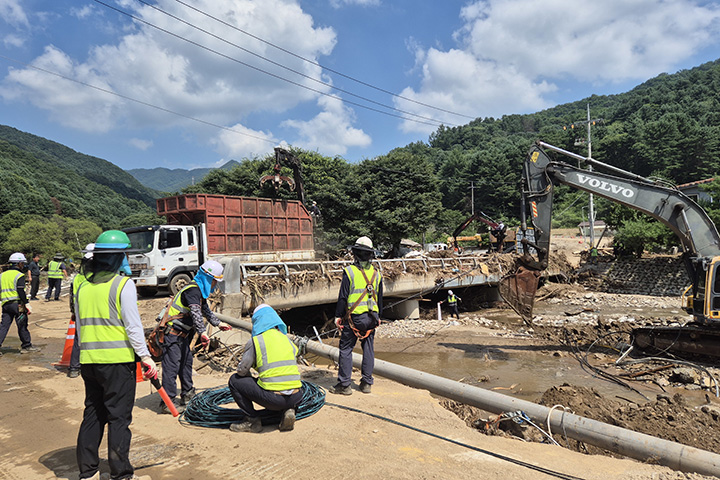 경기 가평군 조종면 마일1리에서 집중호우 피해 복구 작업이 이뤄지고 있다. 2025.7.24 (ⓒ뉴스1, 무단 전재-재배포 금지)