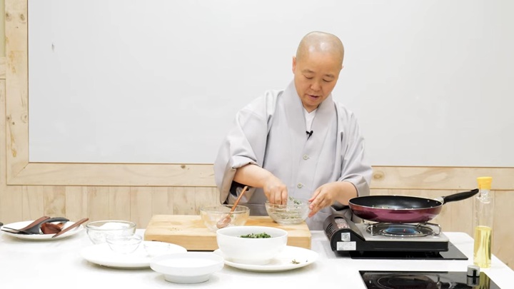 법송 스님은 사찰음식의 대중화를 위해 유튜브 채널을 운영하고 있다. (출처=유튜브 채널, 집에서 절밥)