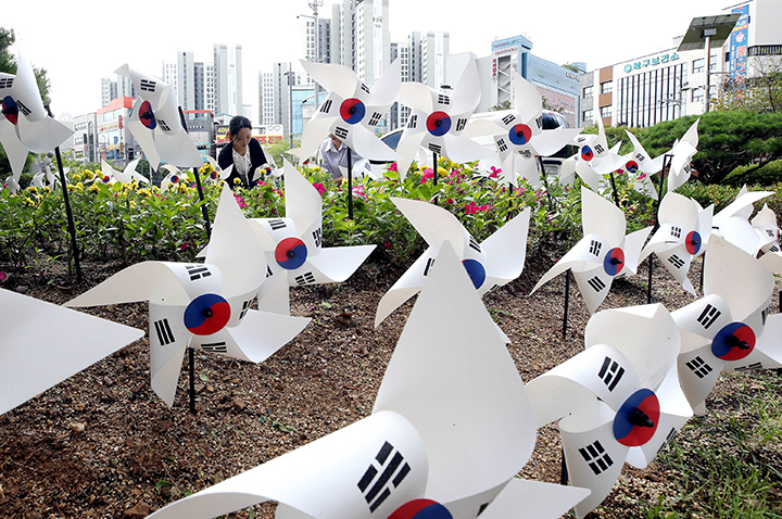 제80주년 광복절을 이틀 앞둔 13일 오전 광주 북구청 광장에서 직원들이 태극기 꽃밭을 조성하고 있다. 2025.8.13 (ⓒ뉴스1, 무단 전재-재배포 금지)