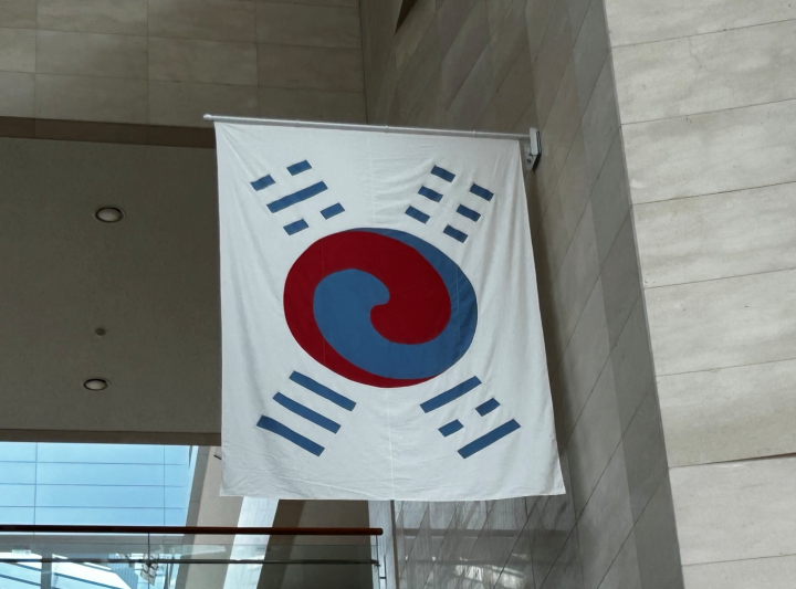 국립중앙박물관 로비에 걸린 데니 태극기.