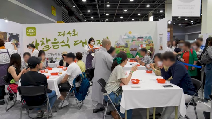 제4회 사찰음식대축제에서 체험 프로그램을 진행하고 있는 모습. (출처=유튜브 채널,집에서 절밥)