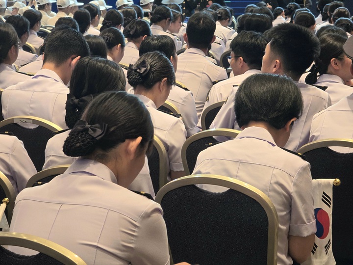미리 행사장에 입장한 제복 차림의 국군간호사관학교 생도들.