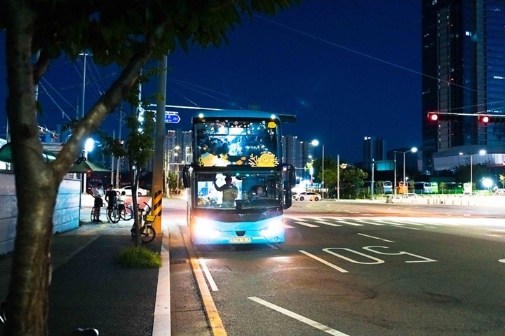야간관광 특화도시 대전을 대표하는 2층짜리 투어버스. (출처=디라이트 대전 공식 블로그)